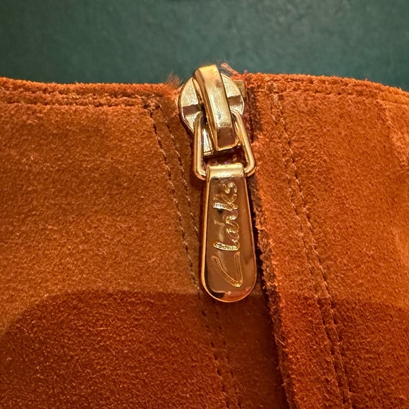 Clarks camel coloured suede booties size 6 - Picture 3 of 5